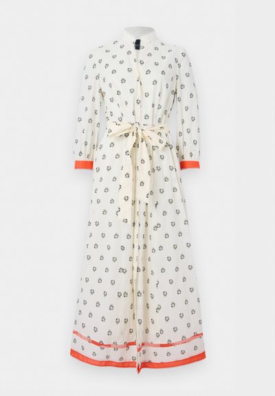 Robe longue blanche à manches longues avec petit motif floral, ceinture nouée à la taille, col montant et bordure rouge aux poignets et à l'ourlet.