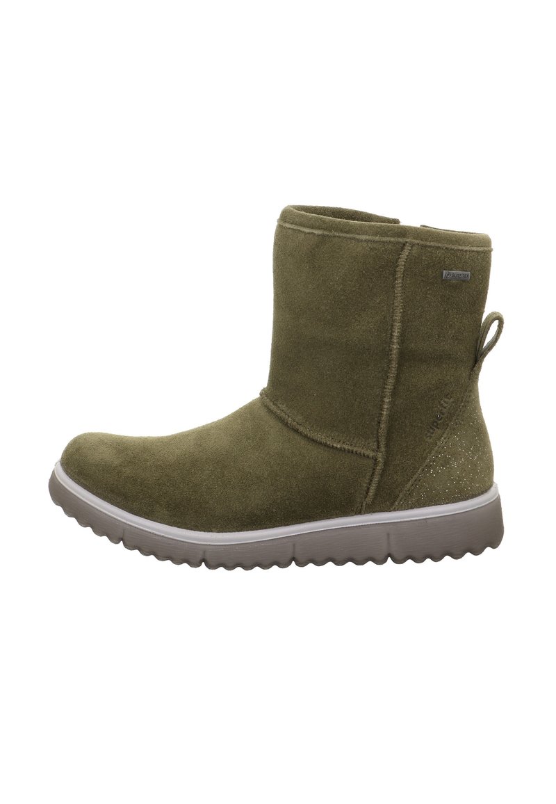 Grüne Wildleder-Stiefelette mit runder Zehenform, strukturierten Oberflächen, flexibler grauer Sohle und einer kleinen Schlaufe hinten für ein einfaches Anziehen.