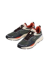 Tumedrohelised sportlikud tossud, millel on võrkmaterjalist ja sünteetilisest materjalist pealne, mustad paelad, oranžid detailid ning mugavuse tagamiseks polsterdatud tald.