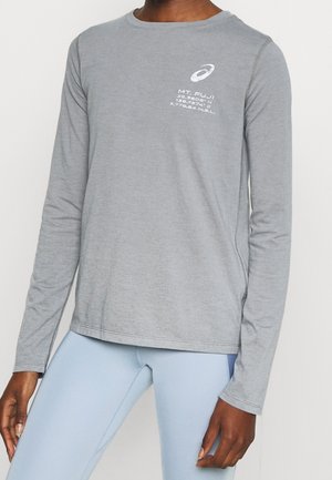 Langärmliges graues Shirt aus weichem Stoff mit Rundhalsausschnitt, das auf der Vorderseite eine weiße Grafik des Mt. Fuji und gedruckte Koordinaten zeigt.