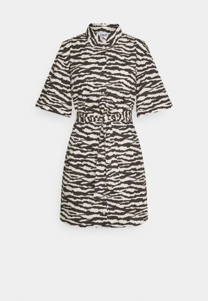 Robe chemise à manches courtes imprimée zèbre en noir et blanc, avec boutons sur le devant et ceinture en tissu assorti nouée à la taille.