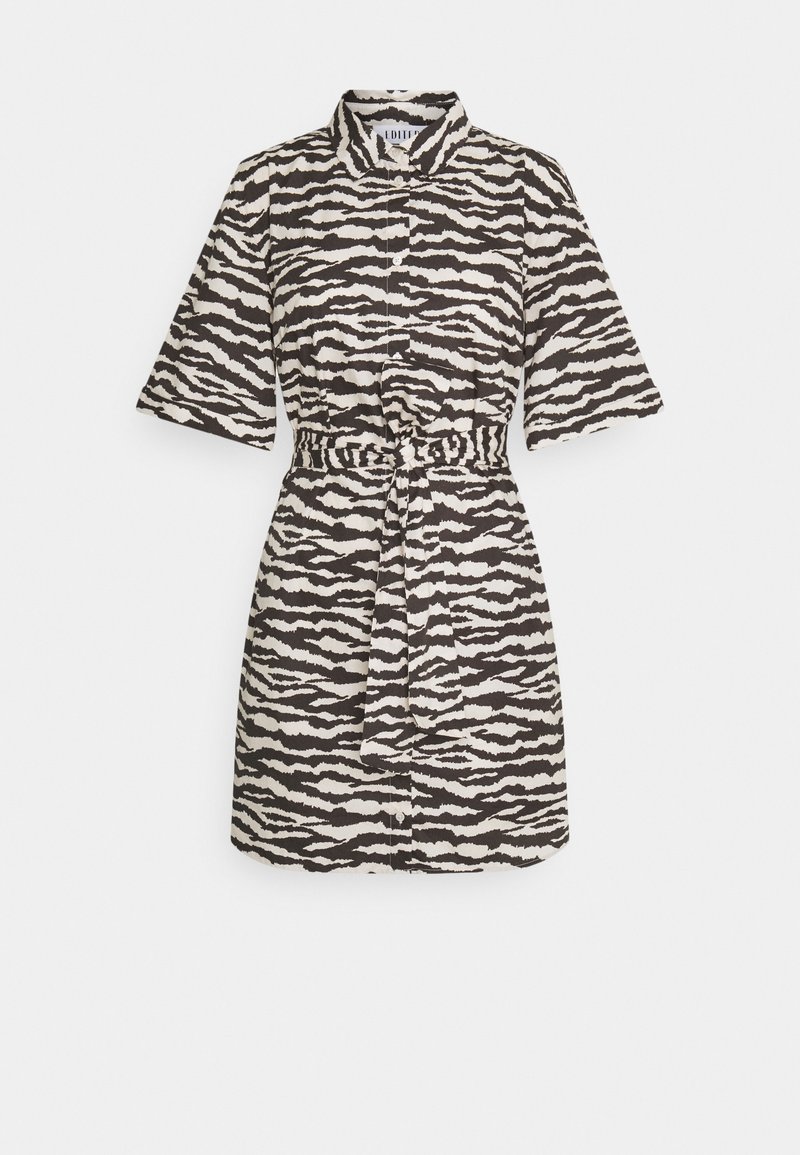 Robe chemise à manches courtes imprimée zèbre en noir et blanc, avec boutons sur le devant et ceinture en tissu assorti nouée à la taille.