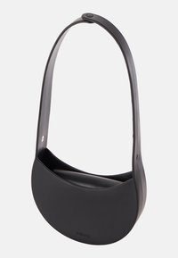 Sort, buet skuldertaske lavet af blød plastik med en glat overflade. Har en bred åbning og et enkelt, minimalistisk design.