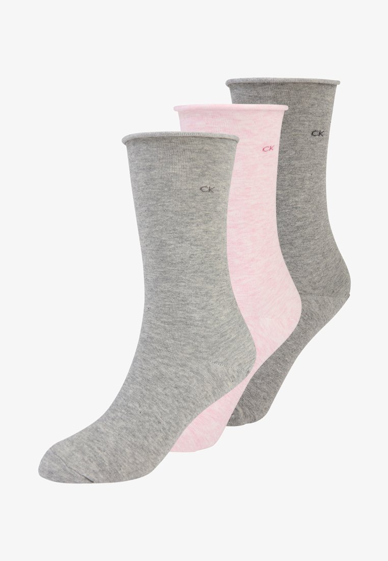 Conjunto de três meias de algodão: duas cinzas, uma rosa. Comprimento padrão de cano com uma textura suave. Pequeno logótipo "CK" no tornozelo.