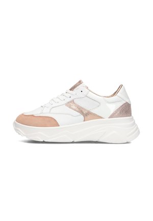 Witte sneaker met suède accenten in lichtroze, metalen details, textuurpanelen en een dikke witte zool met een golfpatroon.