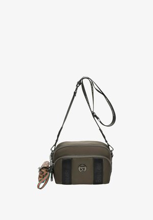 Bolso cruzado en verde oliva con dos compartimentos con cremallera, correas de tela negras, acentos metálicos y un charm de estampado de leopardo en el lateral.