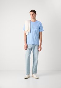 Tommy Hilfiger ESSENTIAL SOLID POCKET TEE - Základné tričko - vessel blue