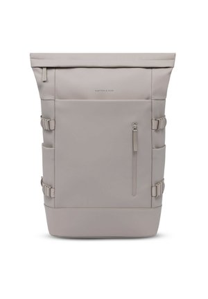 Matte lichtgrijze roll-top rugzak met voorvak met ritssluiting, zijvakken, verstelbare riemen en "Kapten & Son" logo bovenaan in het midden.