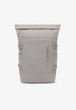 Matte lichtgrijze roll-top rugzak met voorvak met ritssluiting, zijvakken, verstelbare riemen en "Kapten & Son" logo bovenaan in het midden.