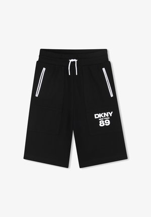 Shorts noirs mi-genoux avec cordon de serrage blanc, détails de fermeture éclair blanche sur les poches, et "DKNY New York 89" imprimé sur la poche de la jambe droite.