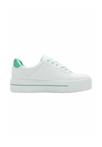 Sneaker bianche con finitura in pelle liscia, accentuate in verde sul tallone, suola a piattaforma spessa e lacci verde chiaro. Design pulito e moderno.