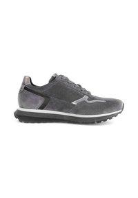 Graue Wildledersneaker mit schwarzen Akzenten, strukturiertem Obermaterial, gepolstertem Kragen und Gummisohle. Schnürdesign mit metallischen Details.
