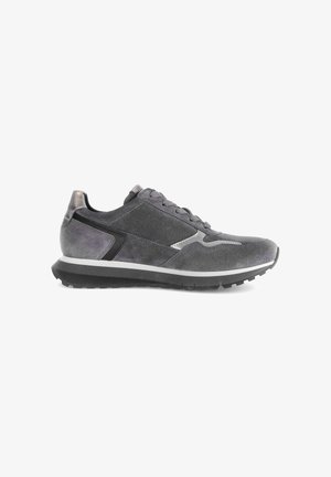 Graue Wildledersneaker mit schwarzen Akzenten, strukturiertem Obermaterial, gepolstertem Kragen und Gummisohle. Schnürdesign mit metallischen Details.
