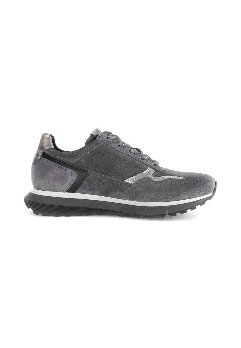 Graue Wildledersneaker mit schwarzen Akzenten, strukturiertem Obermaterial, gepolstertem Kragen und Gummisohle. Schnürdesign mit metallischen Details.