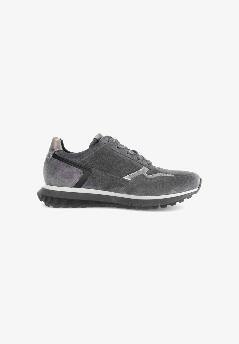 Graue Wildledersneaker mit schwarzen Akzenten, strukturiertem Obermaterial, gepolstertem Kragen und Gummisohle. Schnürdesign mit metallischen Details.