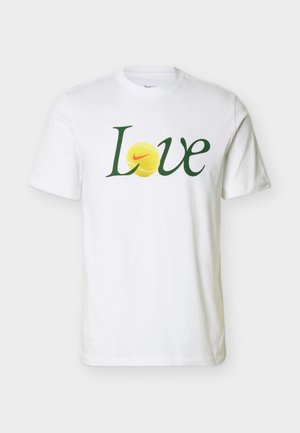 Hvid T-shirt med korte ærmer og grøn teksten "Love"; bogstavet "O" er en gul tennisbold med en orange Nike swoosh.