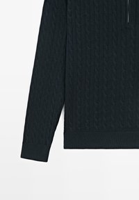 Maglione blu navy lavorato a maglia con motivo a trecce, maniche lunghe e collo alto con zip. Polsini e orlo a coste.