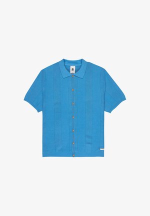 Blaues Strick-Poloshirt mit kurzen Ärmeln, strukturierten vertikalen Streifen und Holzknöpfen entlang der Vorderseite.