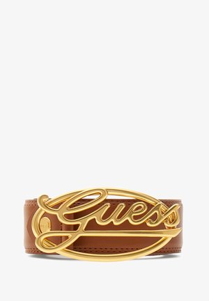 Ceinture en cuir marron avec une grande boucle en métal doré avec le logo "Guess" au design en cursive. Texture lisse avec des détails de couture visibles.