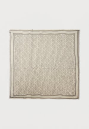 Μπεζ τετράγωνο φουλάρι με γεωμετρικό μοτίβο ρόμβου και βρόχου και ανοιχτό γκρι περιγράμματα, με διακριτικά λογότυπα της μάρκας στις άκρες.