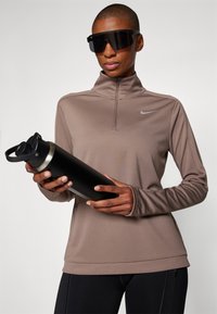 Nike Performance DRI-FIT PACER - Top dugih rukava - mink brown/reflective silver