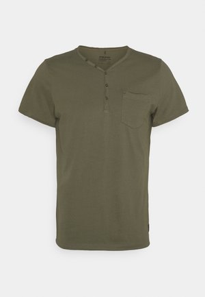 Krótki rękaw oliwkowa zielona koszulka z miękkiej bawełny, z dekoltem typu henley i trzema guzikami oraz małą kieszonką na piersi.