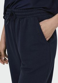 ONLY Play JOGGING ONPLUX NORMAL GESCHNITTEN - Pantalones deportivos - maritime blue
