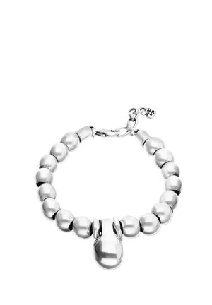 Pulsera de cuentas plateadas con un pequeño charm de guante de boxeo y un cierre con una placa adjunta.