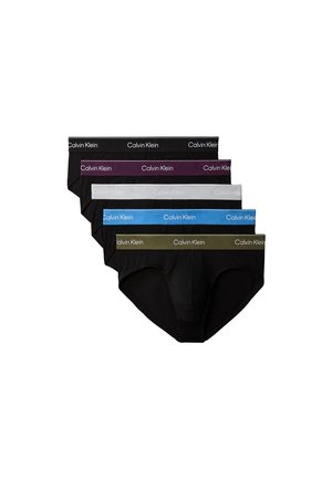 Cinq paires de slips noirs pour hommes avec des ceintures colorées en noir, violet, blanc, bleu et olive, chacun portant la marque "Calvin Klein.".