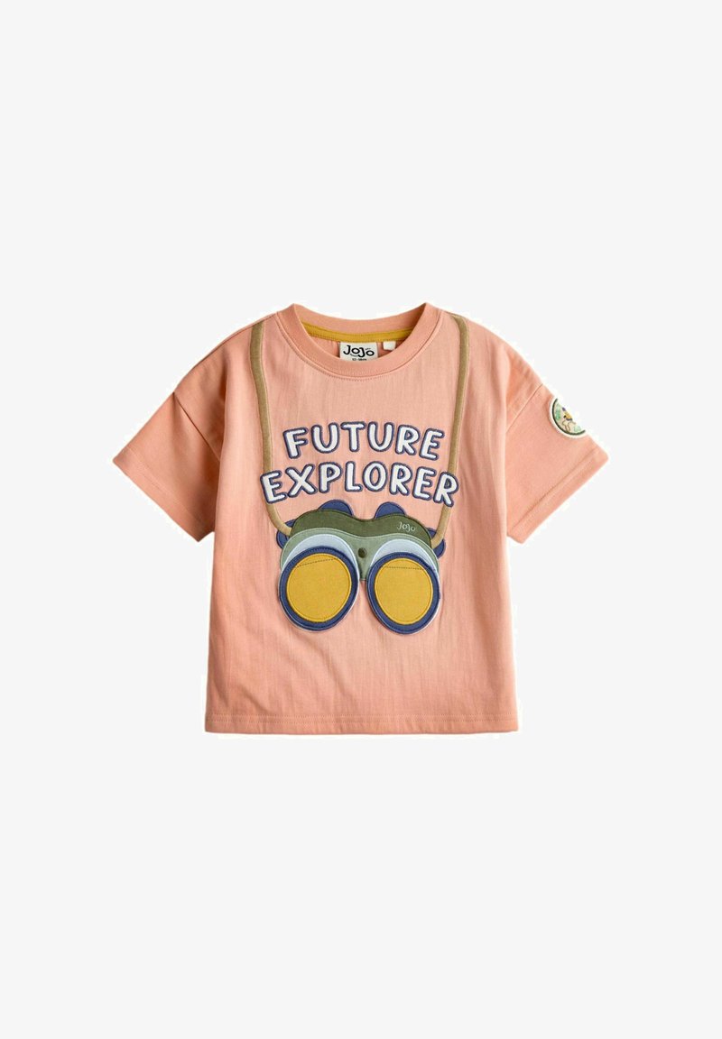 T-shirt pour enfant de couleur pêche avec des jumelles brodées et le texte "FUTURE EXPLORER" sur le devant, manches courtes et encolure ronde.