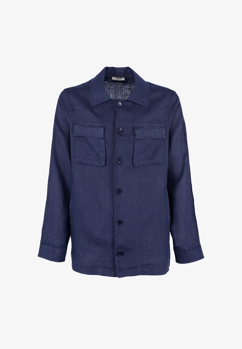 Navyblauwe linnen shirt met een knoopsluiting aan de voorkant, twee borstzakken en een klassieke kraag. Geweven stof en lange mouwen.