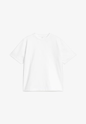 Weißes Baumwoll-T-Shirt mit rundem Ausschnitt, kurzen Ärmeln und lockerer Passform. Das Design ist schlicht und ohne Muster oder Akzente.