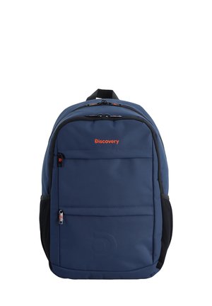 Mochila azul marino hecha de un tejido duradero, con acentos en negro, un bolsillo frontal y el logo rojo "Discovery" en la parte superior. Dos bolsillos laterales.