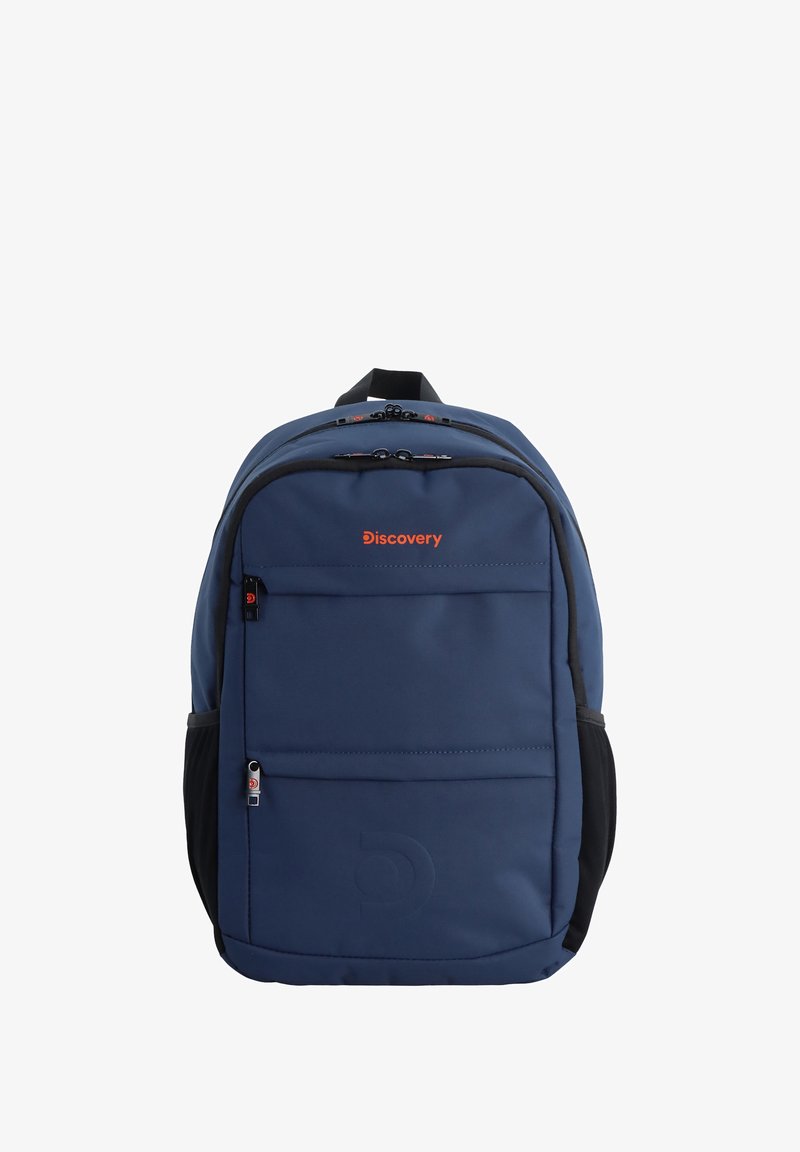Zaino blu navy realizzato in tessuto resistente, con dettagli neri, una tasca frontale e il logo rosso "Discovery" in alto. Due tasche laterali.