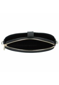 Clutch de cuero negro con textura suave, que presenta un cierre de cremallera dorada y un diseño delgado. El interior está forrado con una tela suave.