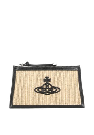 Bustina rettangolare beige intrecciata con rifiniture in pelle nera e cerniera, con un emblema nero in rilievo a forma di globo e croce sulla parte anteriore.