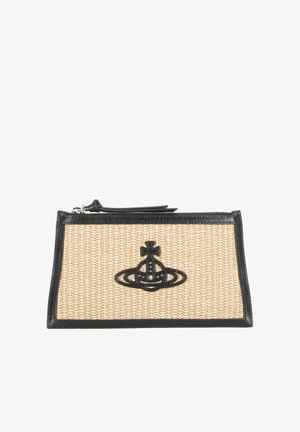 Bustina rettangolare beige intrecciata con rifiniture in pelle nera e cerniera, con un emblema nero in rilievo a forma di globo e croce sulla parte anteriore.