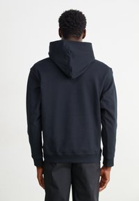Schwarzer Hoodie aus Baumwollmischung, ausgestattet mit einer Kordelzugkapuze, gerippten Bündchen und Saum, mit glatter Textur und minimalistischem Design.
