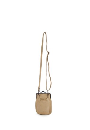 Kleine beige crossbodytas met lange schouderband en metalen sluiting, met "VENEZIA" label aan de voorkant.