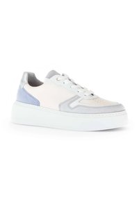 Witte en grijze sneaker met een textuur van leer en suede, met een ronde tenen, witte vetersluiting en een dikke witte zool.