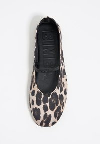 Bailarina de tela beige con un patrón de leopardo negro. Punta redondeada y elástico alrededor de la abertura. Plantilla negra con marca visible.
