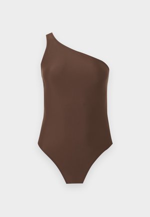 Ruskea yksikätinen olkainuimahame, jossa on korkeat lahkeensuut valkoisella taustalla.