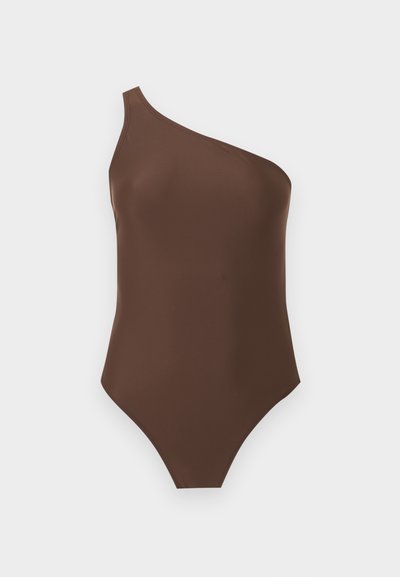 Καφέ ολόσωμο μαγιό με έναν ώμο, χωρίς μανίκια, με ψηλές εγκοπές στα πόδια σε λευκό φόντο.