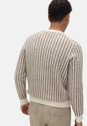 Suéter de punto con un patrón de cuadrícula en marrón y crema, con puños y dobladillo acanalados y un escote redondeado. Vista trasera mostrada.