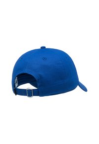 Cappello di cotone blu con visiera curva, cinturino regolabile sul retro e fori di ventilazione per la traspirabilità. Texture liscia e colore uniforme.