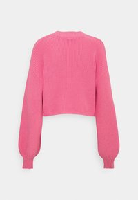 Ljusrosa kort stickad tröja med långa puffärmar och ribbade manschetter, visad bakifrån mot en vit bakgrund.