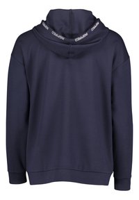 Marinblå hoodie, tillverkad av mjukt material, med avslappnad passform, ribbade mudd och "INSPIRDED"-logga vid halsen.