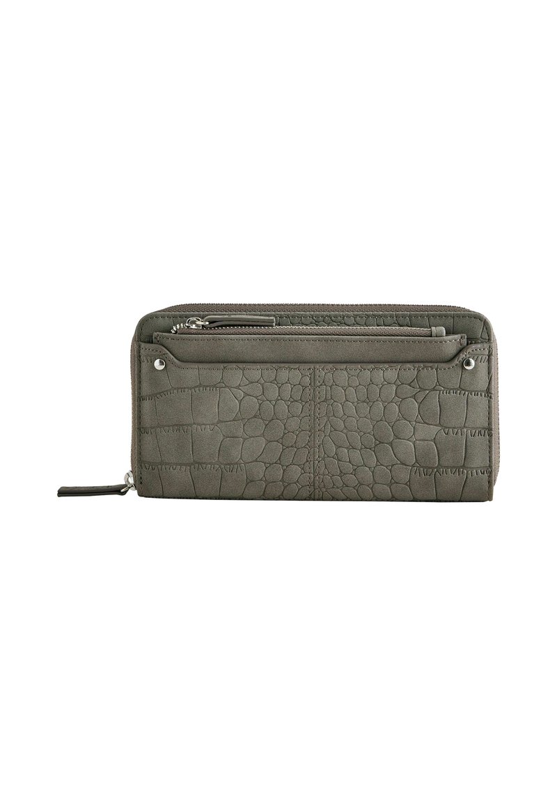 Cartera verde olivo con textura de cocodrilo en relieve, cierre de cremallera y múltiples compartimentos. Tejido suave con acentos de hardware en tono plateado.