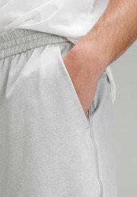lululemon SOFT JERSEY 13CM - Lauko šortai - heathered vapor heathered silver drop