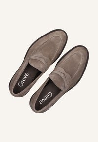 Een paar grijze suède instappers met een pennyband detail, zwarte binnenzolen met het merk "Greve", en een gestikte tekening, weergegeven vanuit een bovenaanzicht.